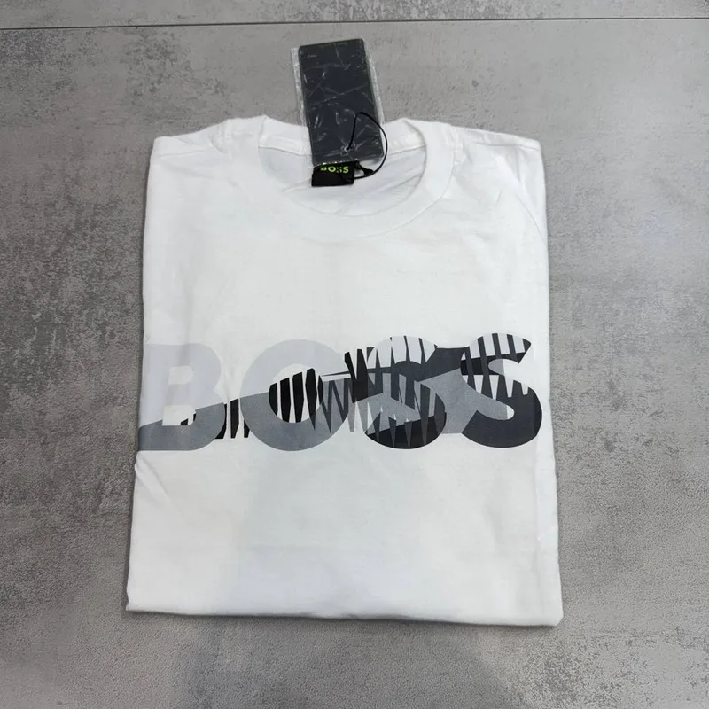 Camiseta Boss branca estampa BOSS grande cinza preta