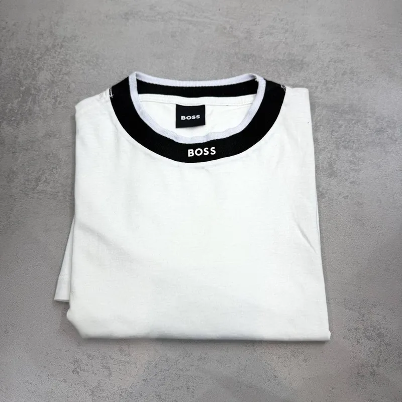 Camiseta Boss branca lisa gola preta escrita BOSS