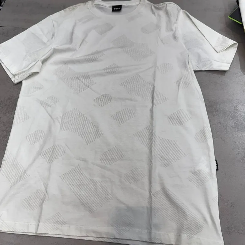 Camiseta Boss branca estampa geometrica tom sobre tom