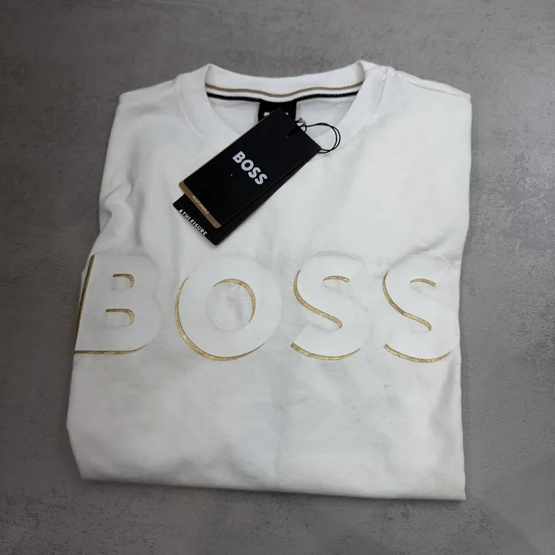 Camiseta Boss branca logo BOSS grande contorno dourado