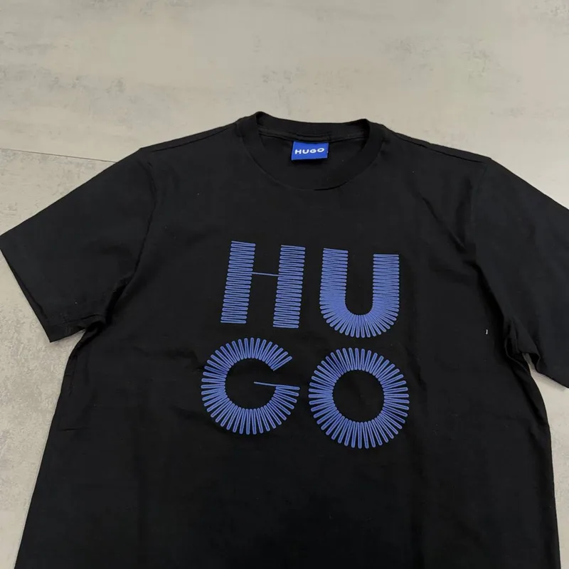 Camiseta Hugo Boss preta estampa HUGO azul