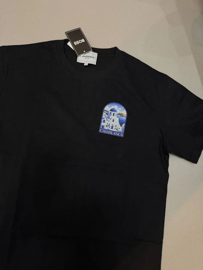 Camiseta Casablanca preta estampa arquitetura azul e branca pequena no peito
