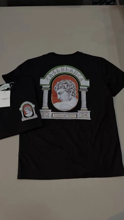 Camiseta Casablanca preta estampa busto e colunas branco vermelho verde costas miniestampa frontal