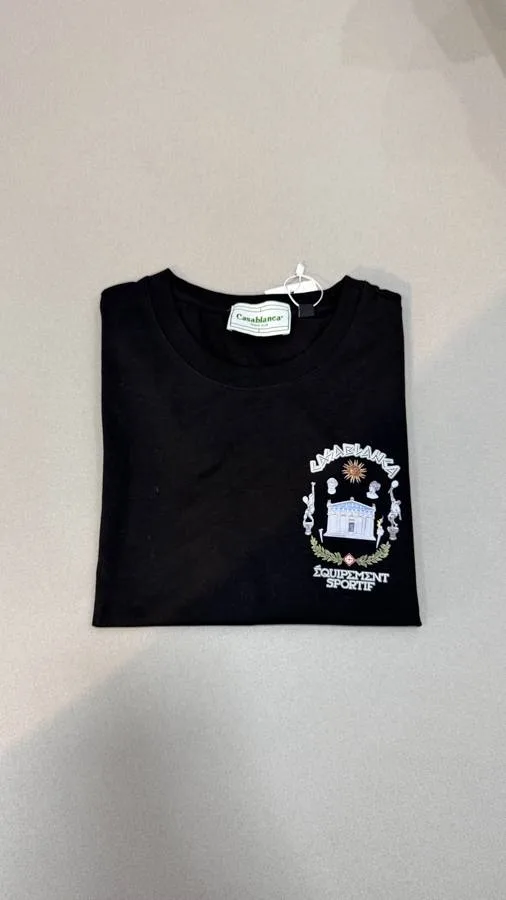 Camiseta Casablanca preta Equipment Sportif arquitetura detalhes branco verde vermelho frontal