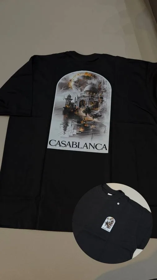 Camiseta Casablanca oversized preta arquitetura preto e branco detalhes dourados costas miniestampa frontal
