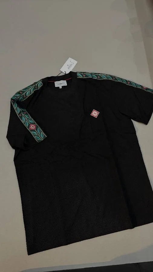 Camiseta Casablanca preta texturizada faixa verde e vermelha ombros patch frontal