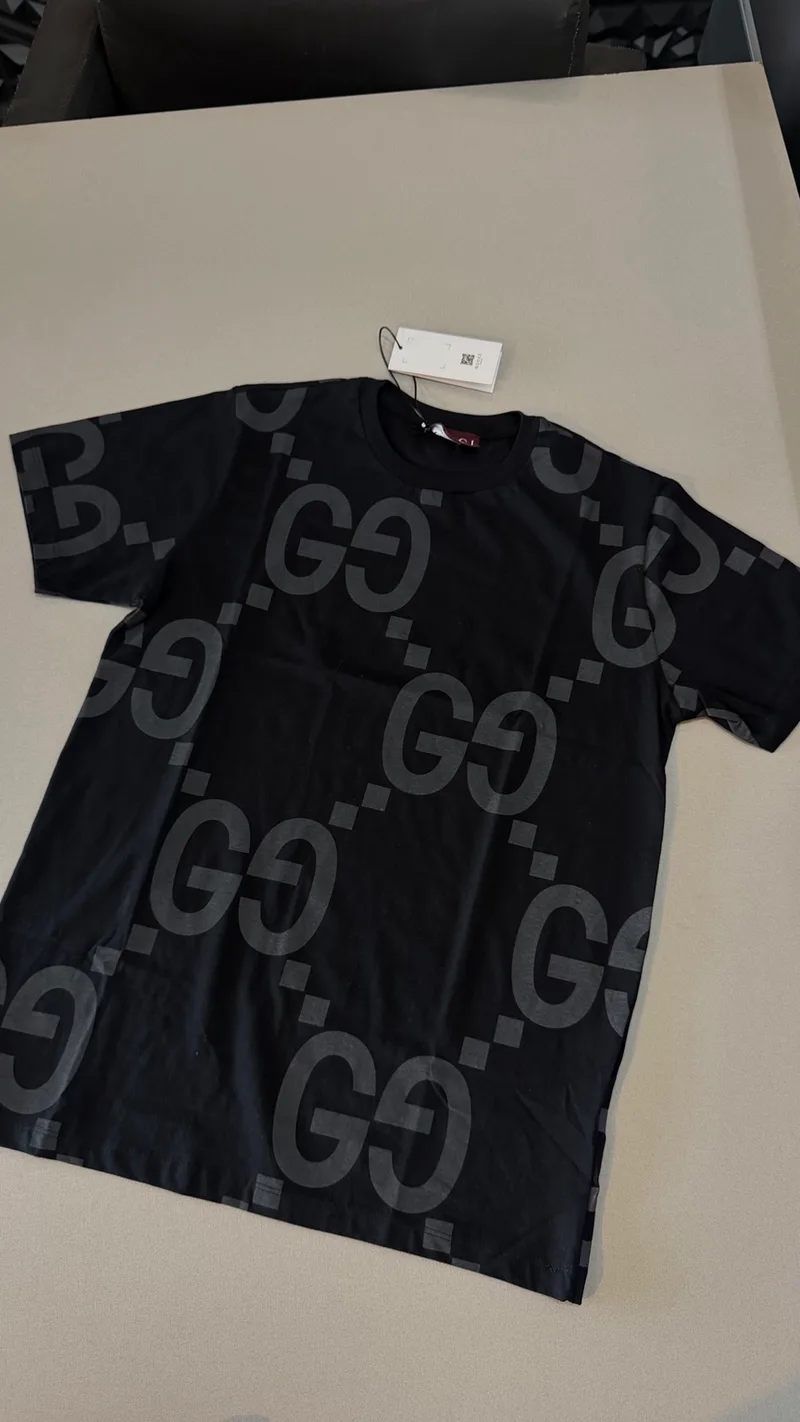 Camiseta Gucci Preta Monograma GG Cinza