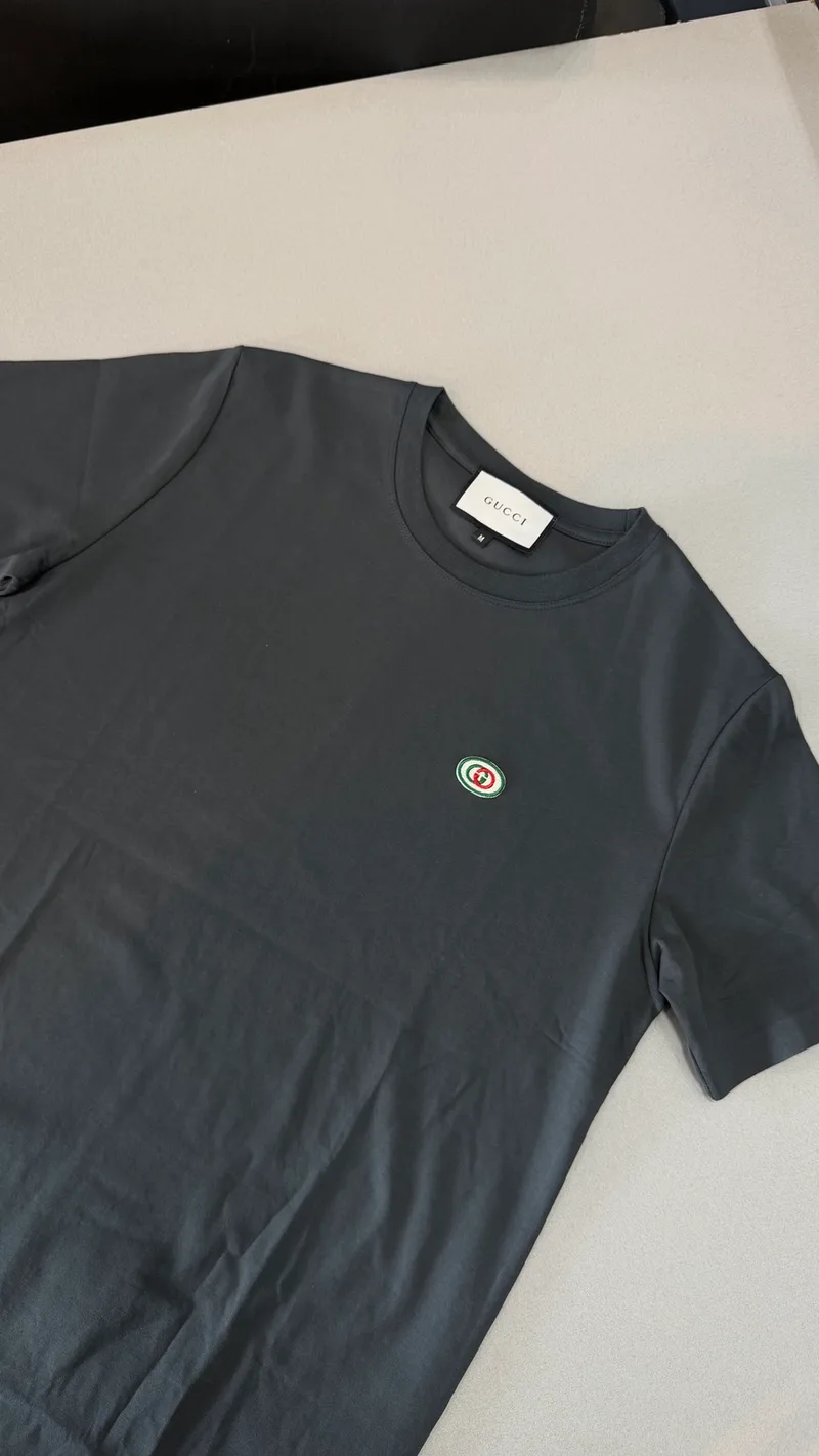 Camiseta Gucci Cinza Escuro Logo Circular Verde/Vermelho