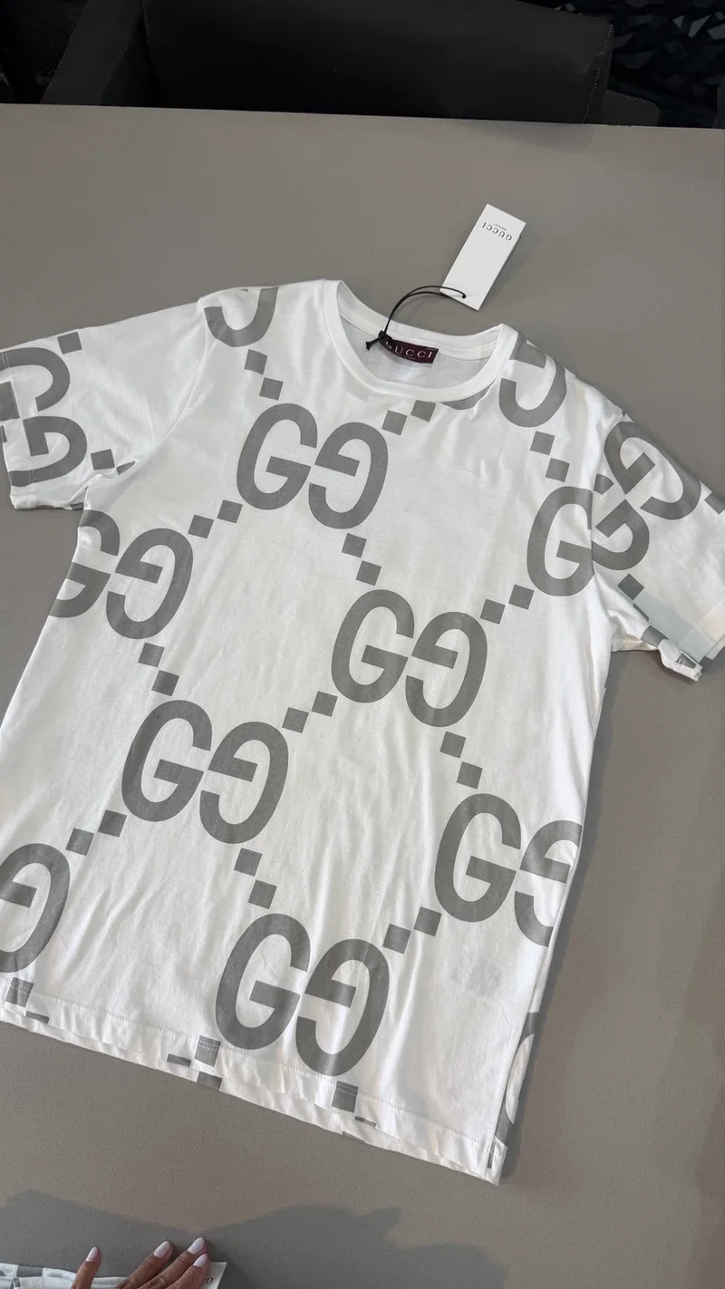 Camiseta Gucci Branca Monograma GG Cinza