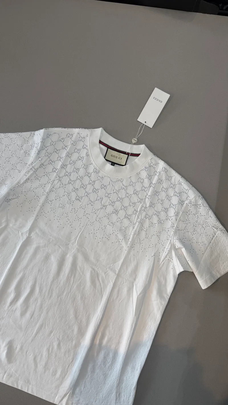 Camiseta Gucci Premium Branca Monograma GG Pedrarias