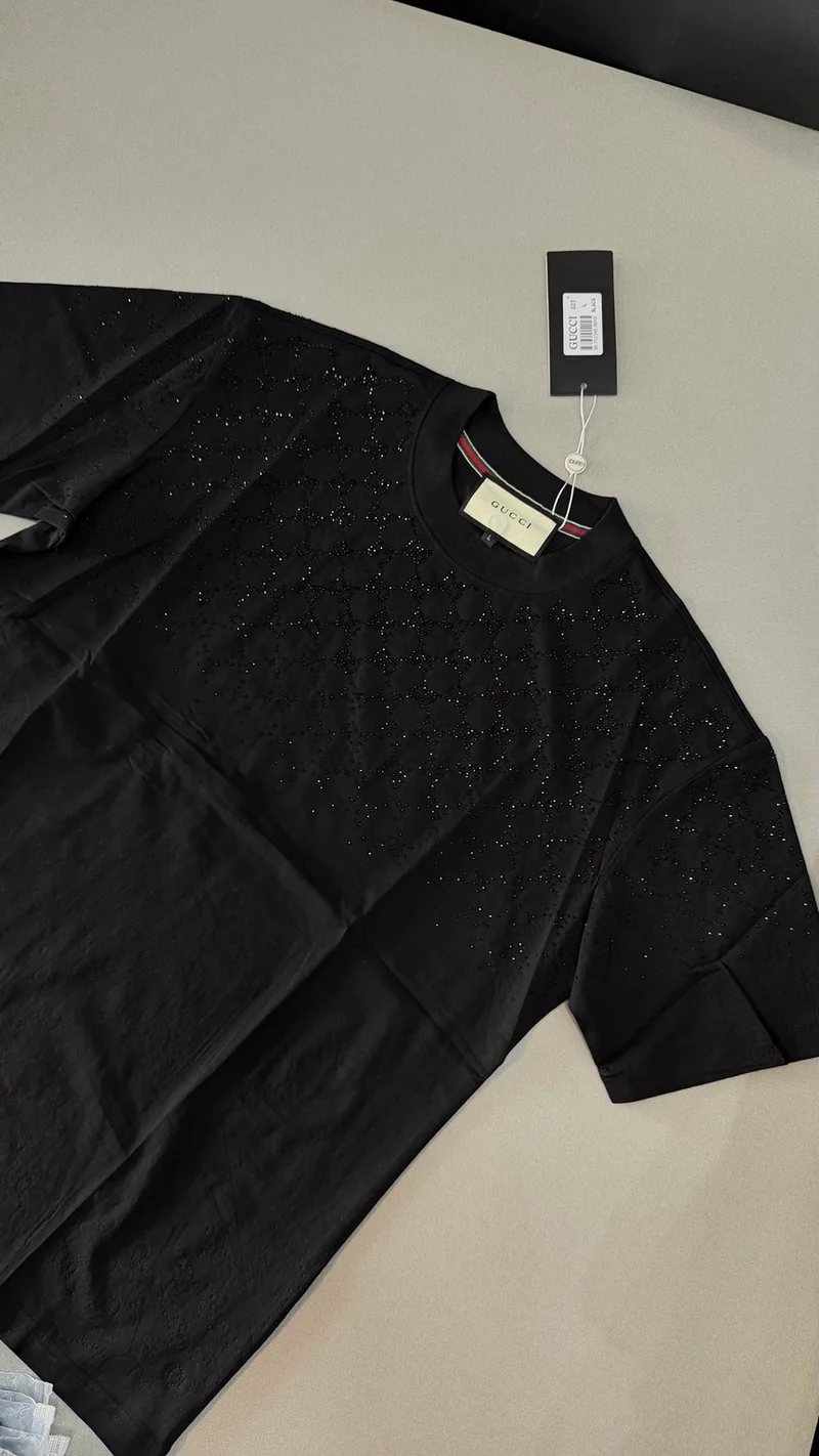 Camiseta Gucci Premium Preta Monograma GG Pedrarias